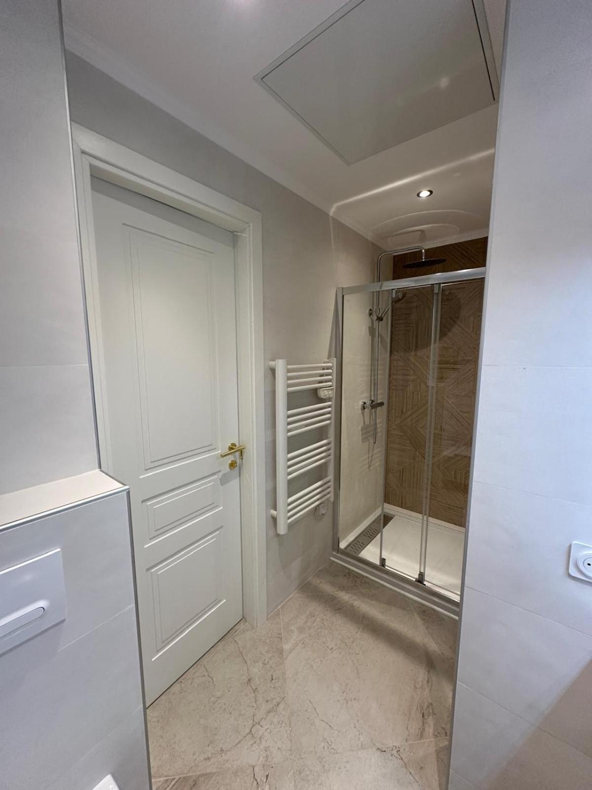 Extraordinaire Grand Studio Au Centre 6 Minutes A Pied De La Plage Et L'Hotel Negresco Niza Exterior foto
